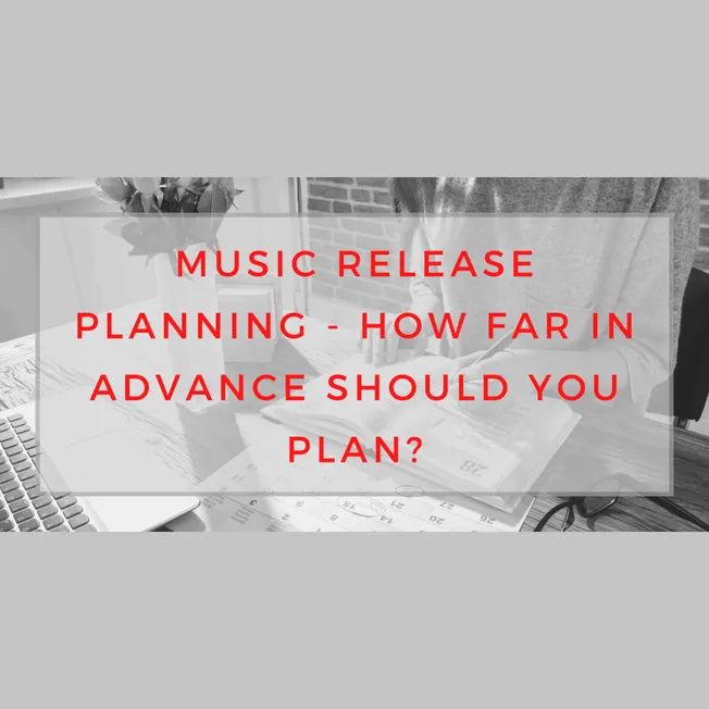 Planung eines Musik-Releases mit Kalender und Notizbuch.